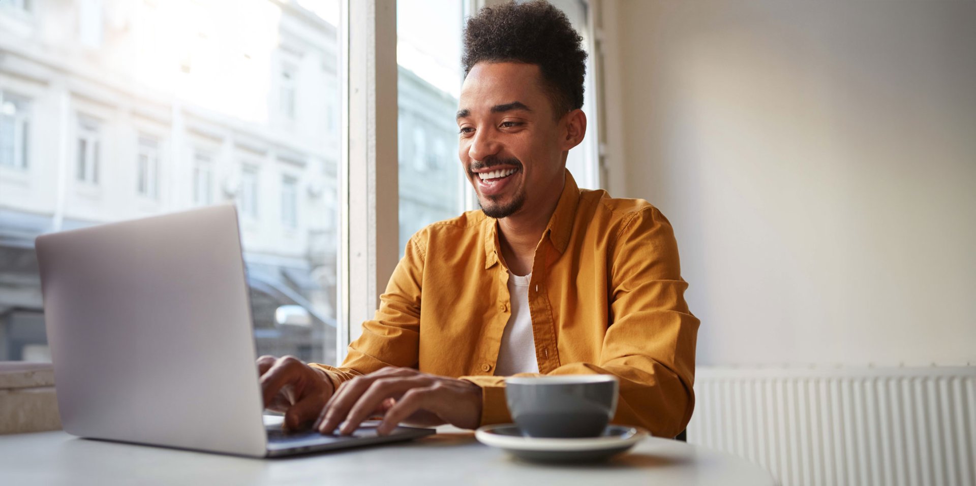 Junger Mann spricht mit Online-Psychologen Junger Mann spricht mit Online-Psychologen
